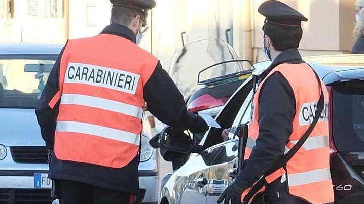 Cercano la refurtiva e trovano droga: un arresto e 2 denunce