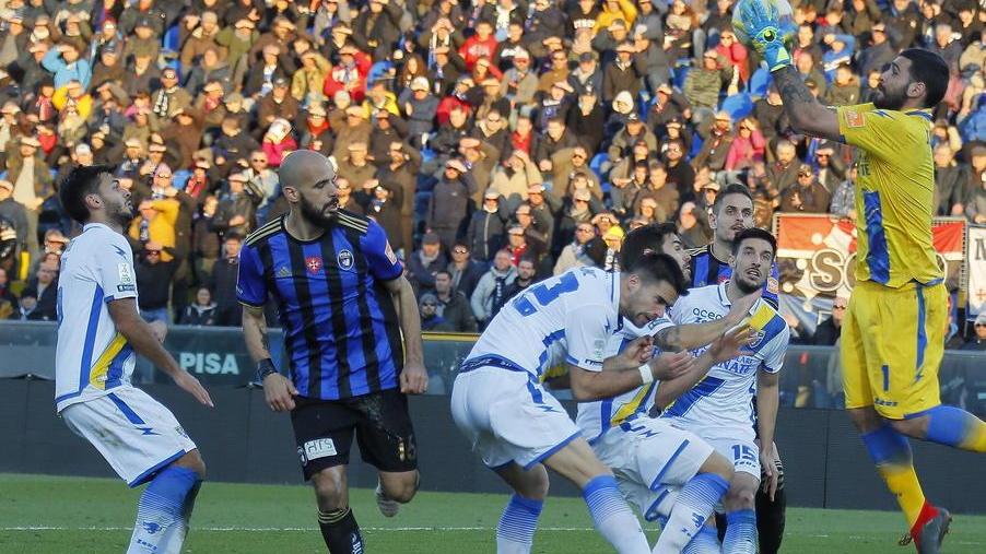 Il Frosinone ha tempo fino alle 17 per decidere se chiedere il rinvio