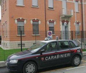 Tenta di strapparle la borsa poi la prende a calci 