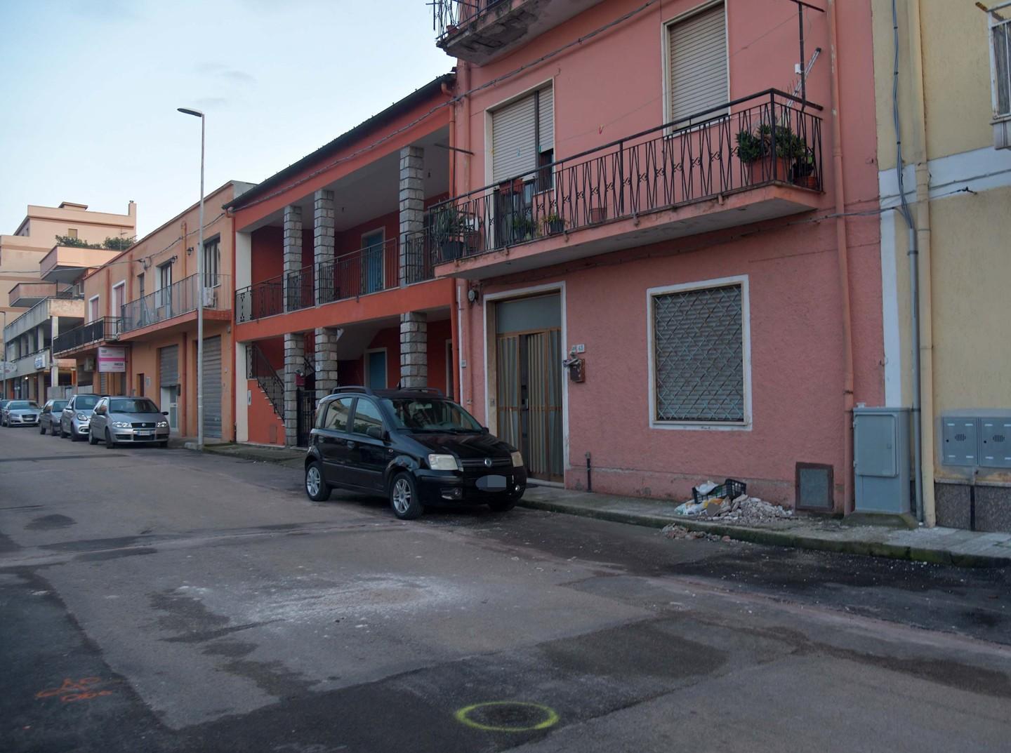 Paura in via Longhena per una bomba carta, danneggiate 5 auto