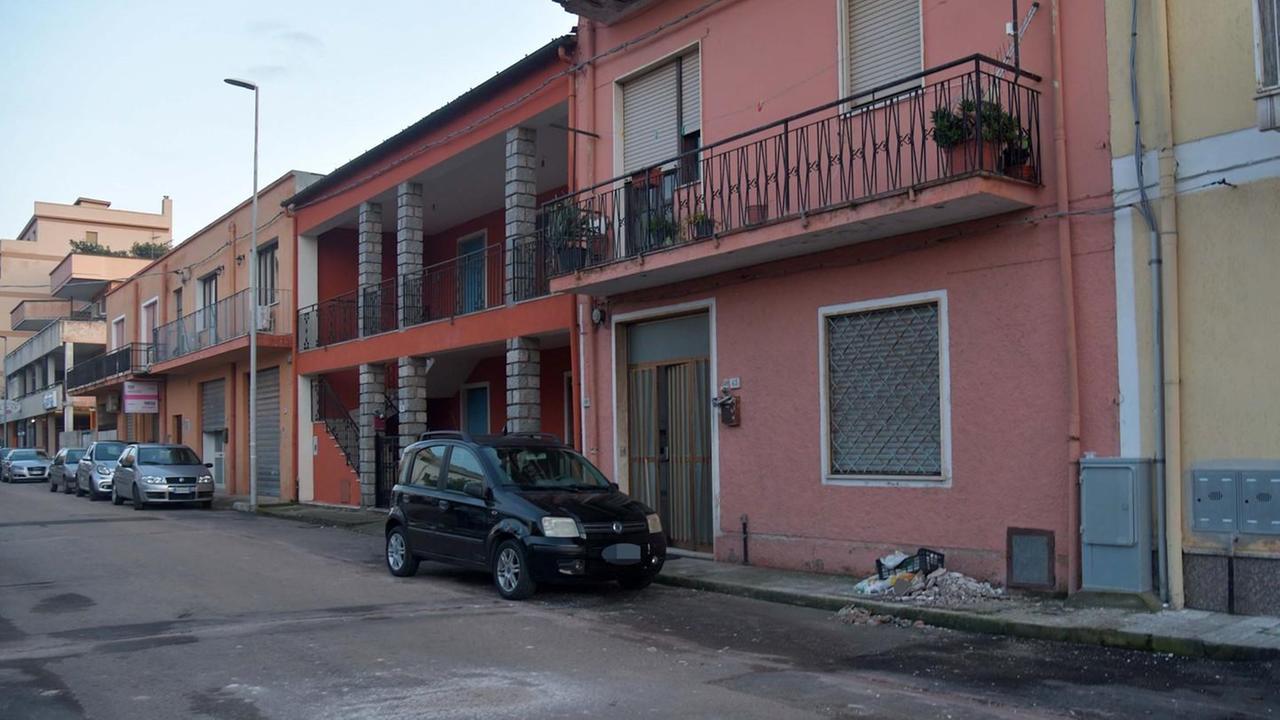 Paura in via Longhena per una bomba carta, danneggiate 5 auto