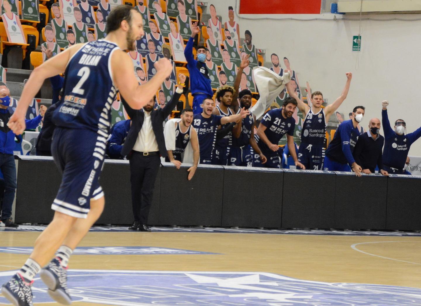 La Dinamo sa anche soffrire Brescia battuta in rimonta 