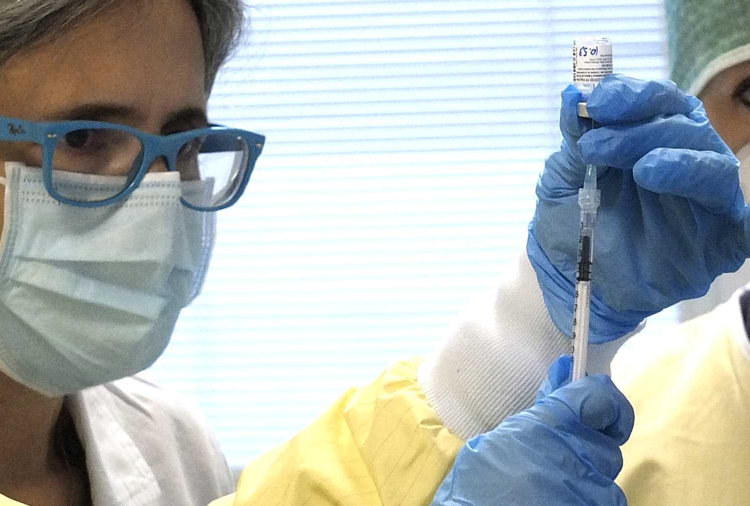 Poche dosi a settimana, la vaccinazione parte ma a rilento e con lo spettro No-Vax 