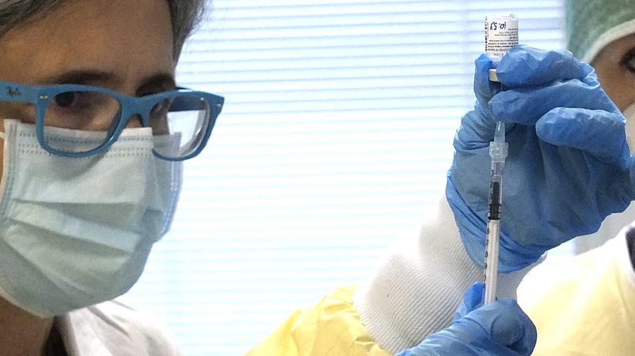 Poche dosi a settimana, la vaccinazione parte ma a rilento e con lo spettro No-Vax