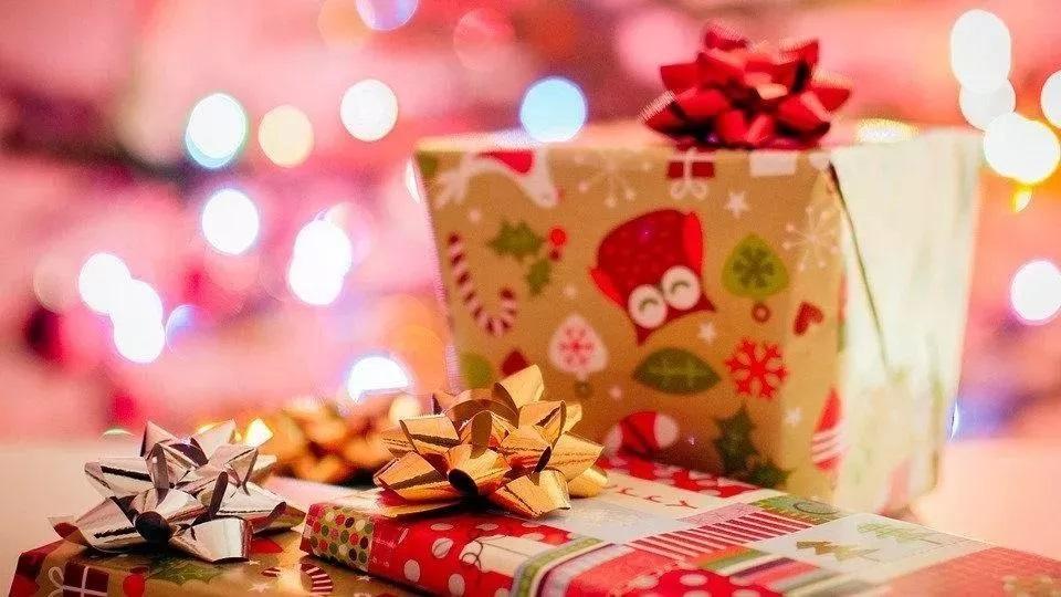 Bimbo lasciato senza regalo a scuola, il Provveditorato punisce le maestre 