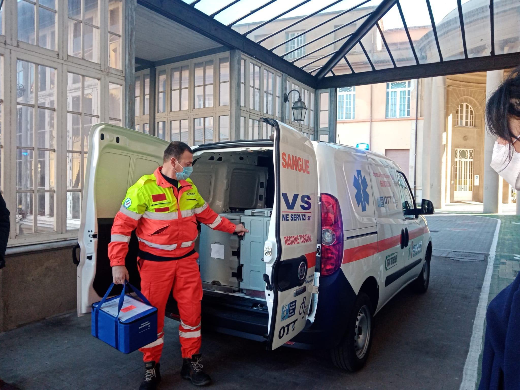 L'operatore della Svs Gestione Servizi, Massimiliano Ferrucci, consegna i primi dieci flaconi all'ospedale di Livorno contenenti 50 dosi di vaccino