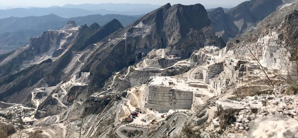 Tasse non pagate per oltre tre milioni, autorizzazioni sospese in quattro cave a Carrara