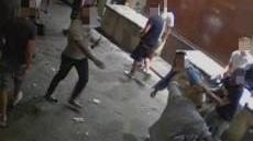 Un fermo immagine del video della rissa scoppiata sulla Sala nell’agosto 2017