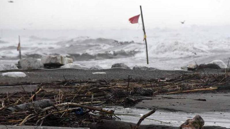 Il mare si mangia l’arenile apuano, torna il lavarone