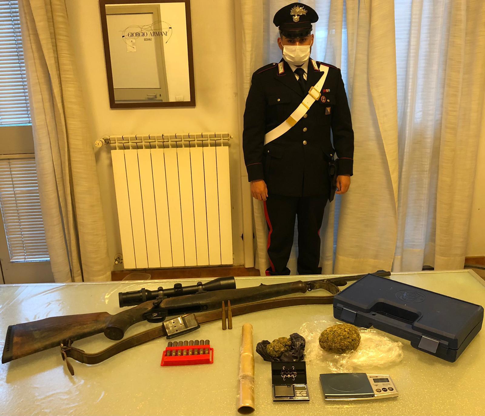Il fucile sequestrato nella casa del giovane albanese a Vernio