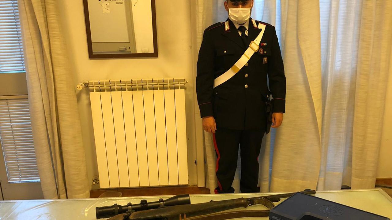 Il fucile sequestrato nella casa del giovane albanese a Vernio