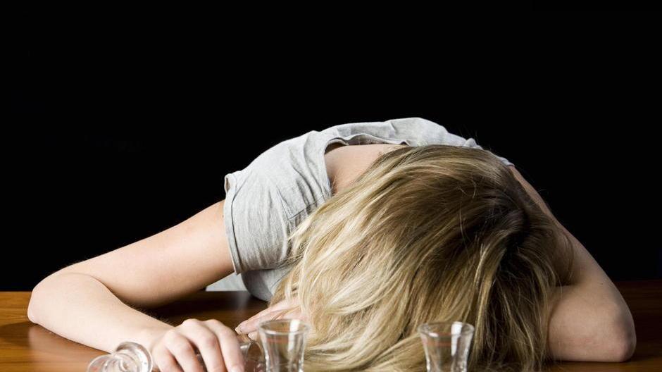 Boom dell’alcolismo, tra le cause c’è anche il ricorso allo smartworking
