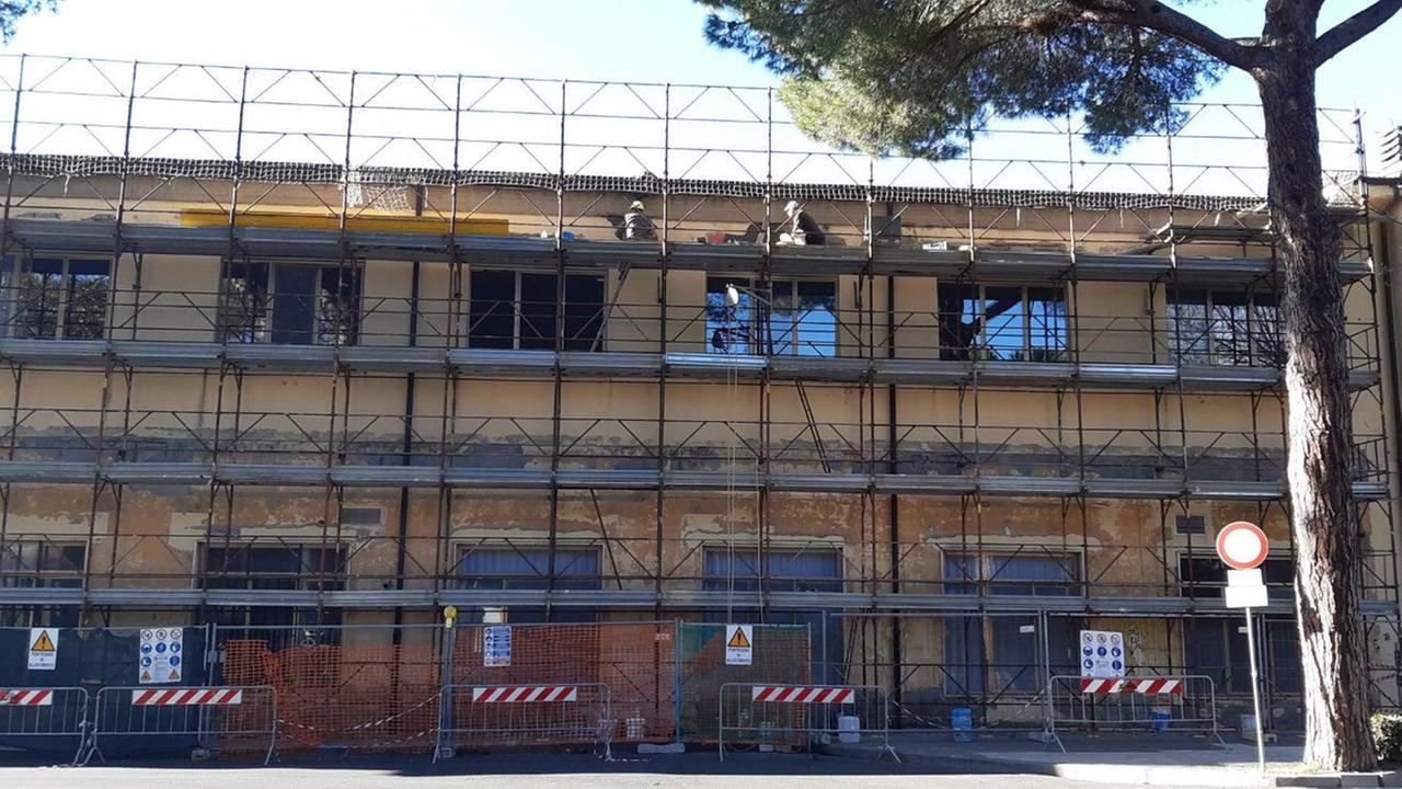 Spunta un ponteggio all’Alberghiero di Rosignano, dopo otto anni di attesa partono i lavori