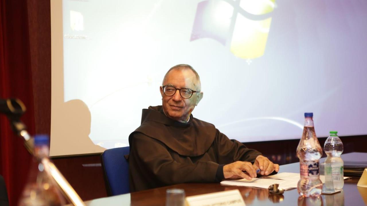 La Nuova in edicola mercoledì 30, padre Morittu guarisce nel giorno in cui viene nominato commendatore