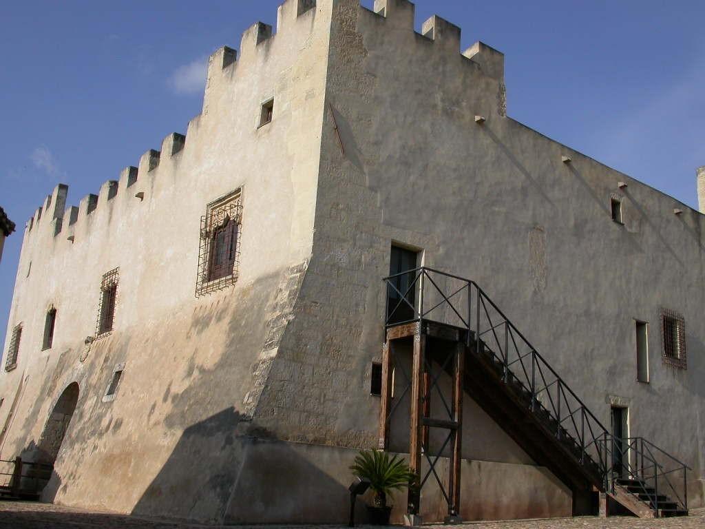 Arte di pietra, sacro e profano: Il castello di Siviller