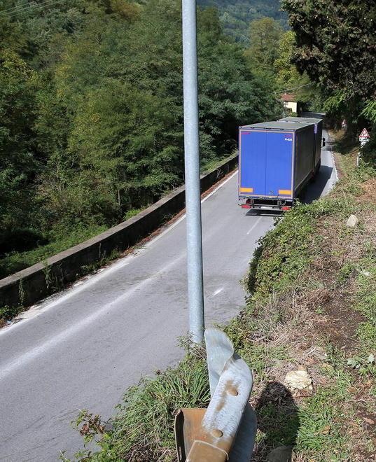 Una strada già pericolosa e senza alcuna manutenzione 