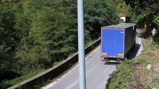 Una strada già pericolosa e senza alcuna manutenzione