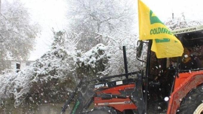 I trattori della Coldiretti impegnati a ripulire le strade