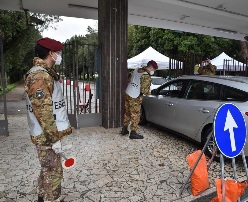 Di fronte al Pizzetti i militari aiutano l’Asl per i tamponi in auto 