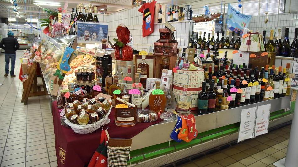 Un banco di dolci delizie Novità al mercato coperto