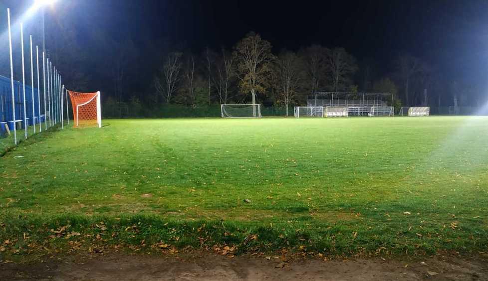 Nuove torri faro a led per il campo sportivo «Ora è più sicuro»