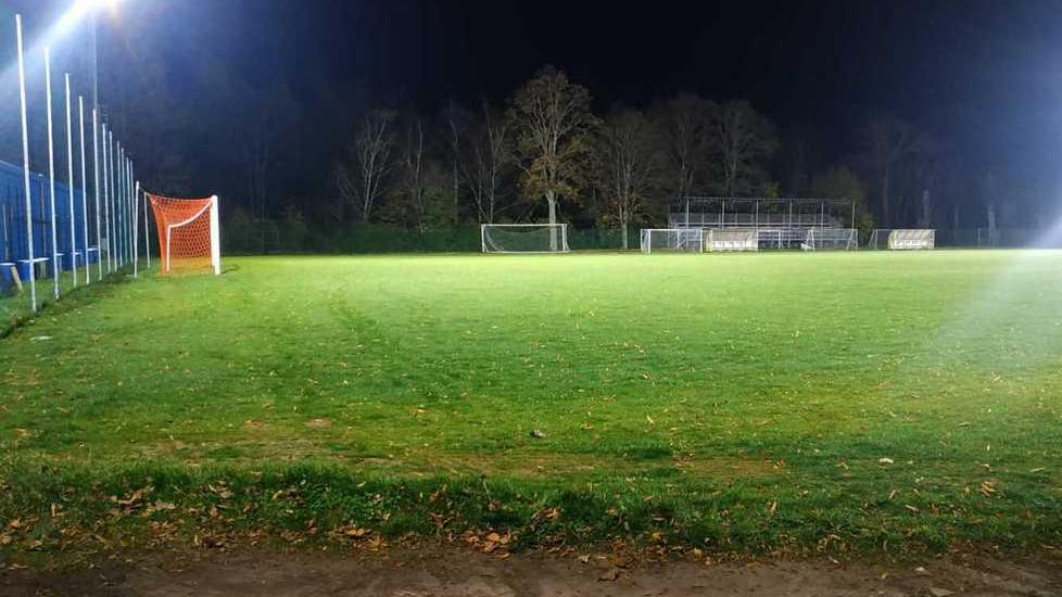 Nuove torri faro a led per il campo sportivo «Ora è più sicuro»