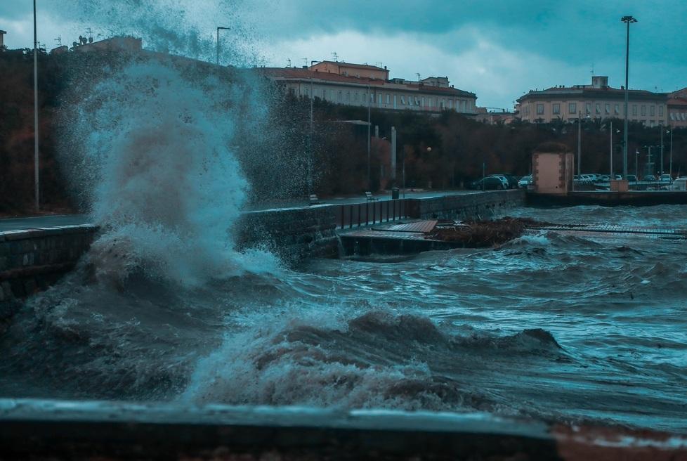 Libeccio a 90 km orari Crolla un lampione alla Terrazza Mascagni 