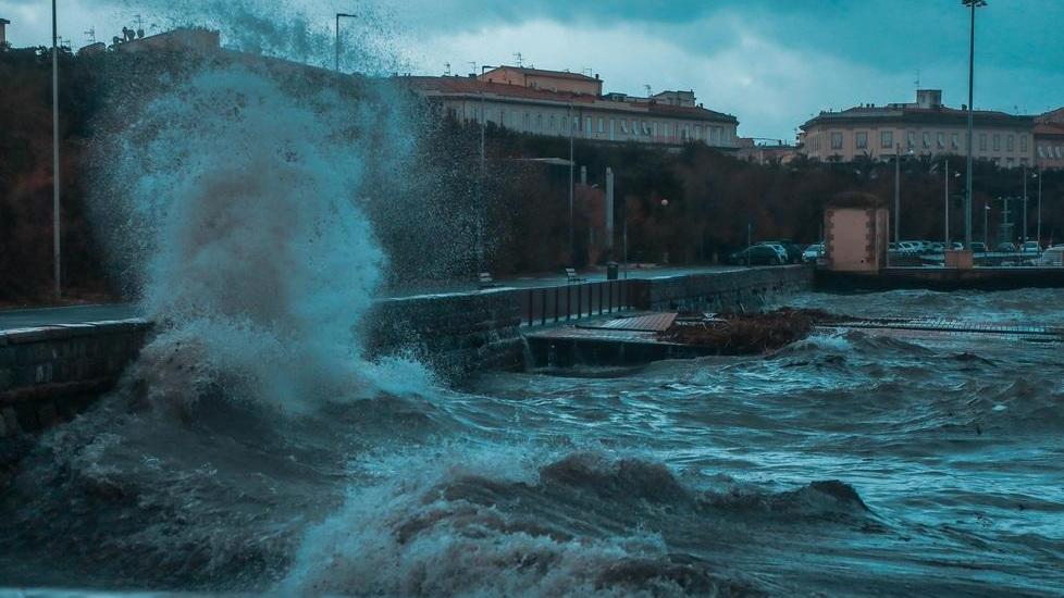 Libeccio a 90 km orari Crolla un lampione alla Terrazza Mascagni
