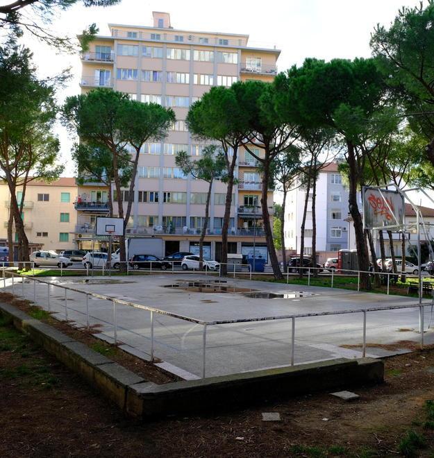 Sì alla ristrutturazione del campino da gioco al villaggio scolastico 