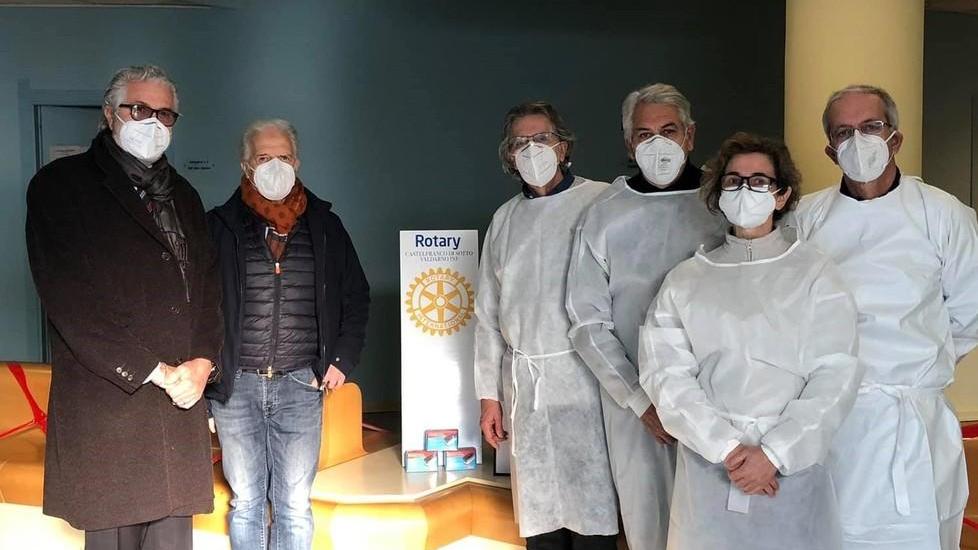 Pulsossimetri ai medici da distribuire ai pazienti e buoni spesa alla Caritas