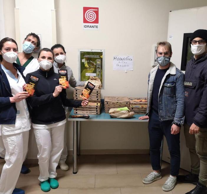 Studente-imprenditore dona duecento pizze ai reparti di Cisanello
