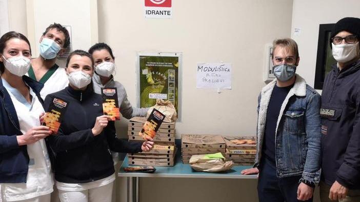 Studente-imprenditore dona duecento pizze ai reparti di Cisanello