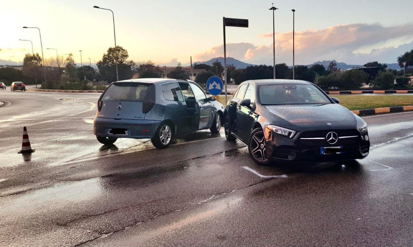 Incidente alla rotatoria: un ferito 