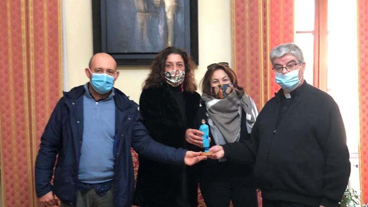 La Coldiretti consegna al vescovo la statuina dell’infermiera
