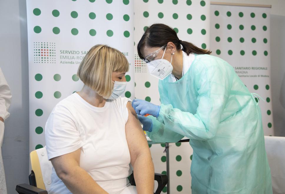 Vaccino, 7mila dosi oggi a Modena Domani si parte con i primi medici 