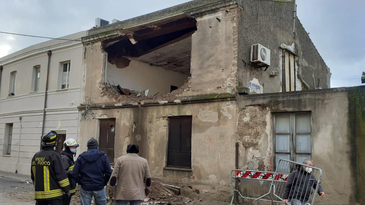 Il crollo nella vecchia palazzina di Oristano (foto francesco pinna)
