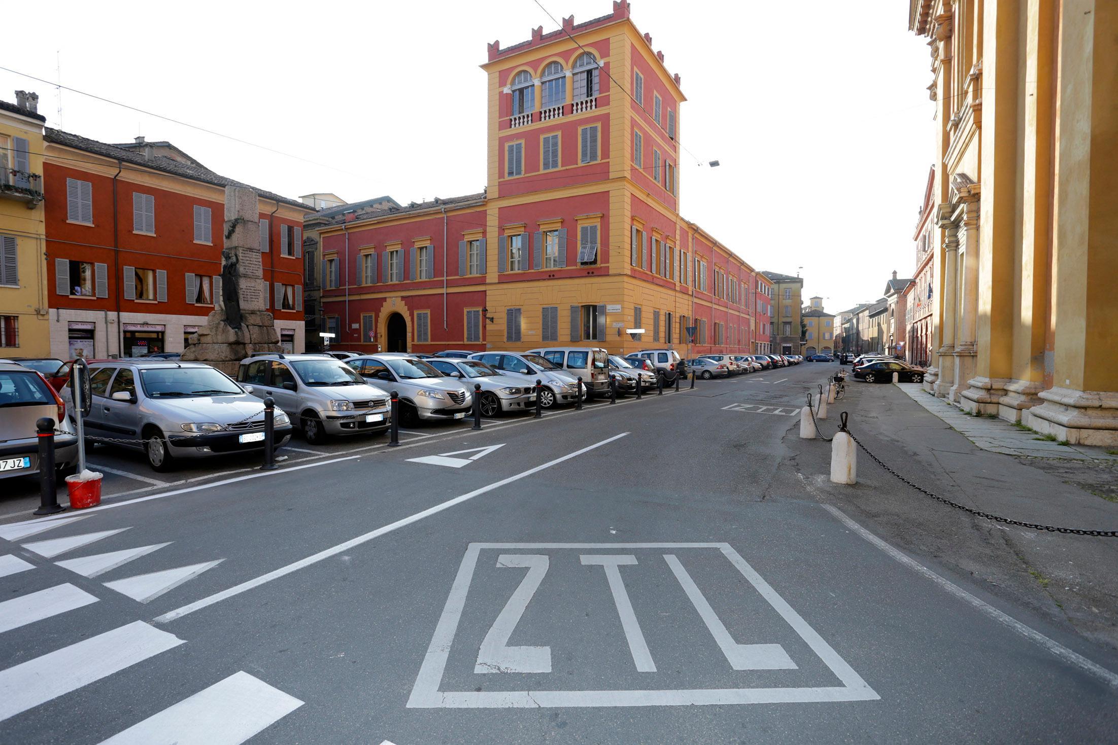 Modena Copre la targa e gira per la zona Ztl senza permesso. Fermato e multato 