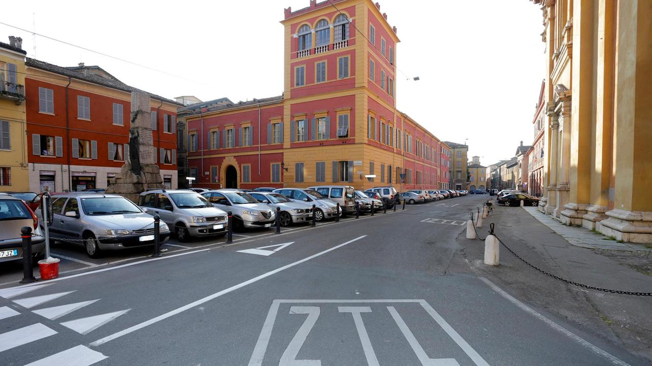 Modena Copre la targa e gira per la zona Ztl senza permesso. Fermato e multato