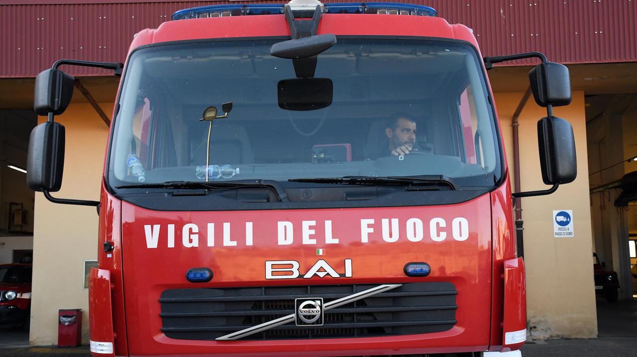 Paura a Sassari: un autoarticolato s'incendia a Predda Niedda