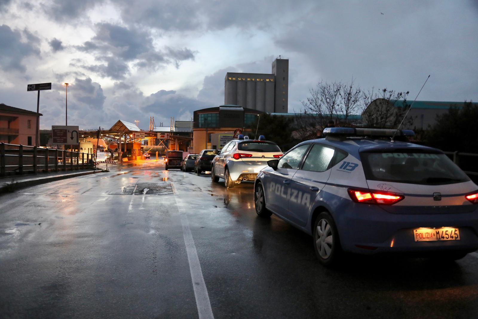 Le forze dell'ordine sul ponte di via Pisa (foto Dario Marzi)