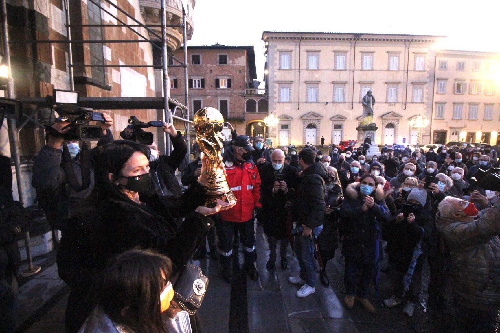 Federica, la moglie di Paolo Rossi, mostra l'urna a forma di Coppa del mondo con le ceneri del marito (foto Batavia)
