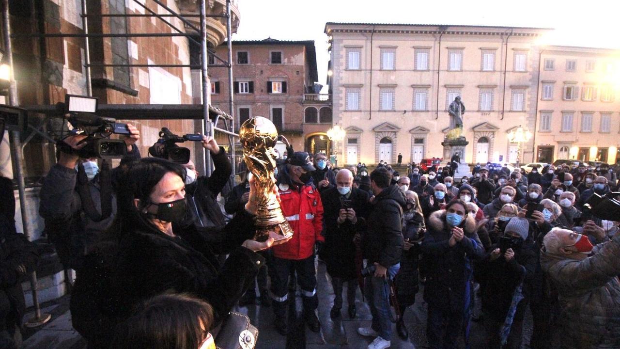 Federica, la moglie di Paolo Rossi, mostra l'urna a forma di Coppa del mondo con le ceneri del marito (foto Batavia)