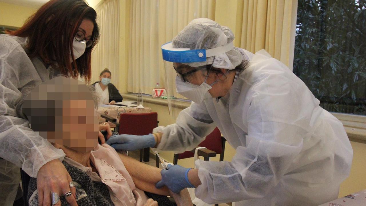 Una delle prime anziane vaccinate alla casa di riposo (foto Batavia)