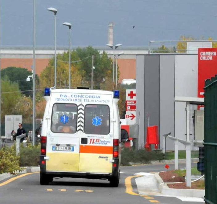 Operaio cade dentro a un oblò Ferita alla testa, portato al Noa 