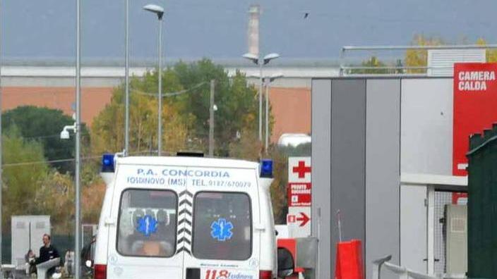 Operaio cade dentro a un oblò Ferita alla testa, portato al Noa