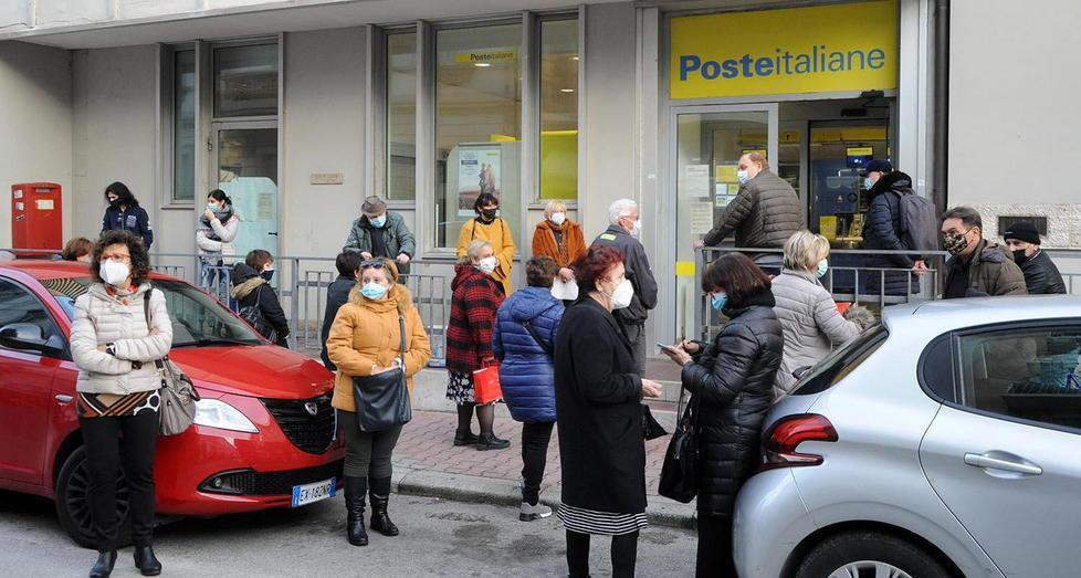 Poste, in coda senza soluzioni le persone restano sulla strada 