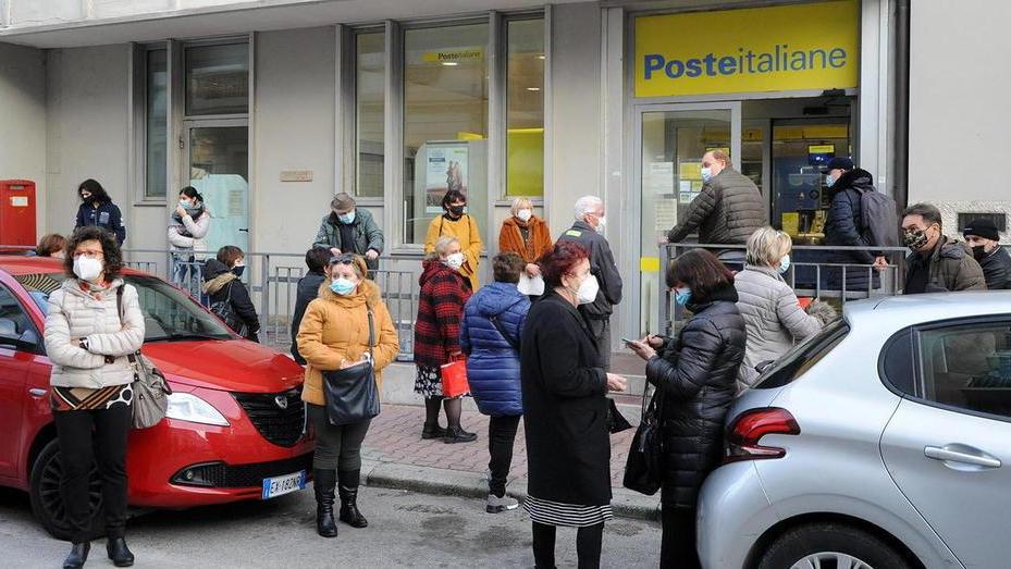 Poste, in coda senza soluzioni le persone restano sulla strada
