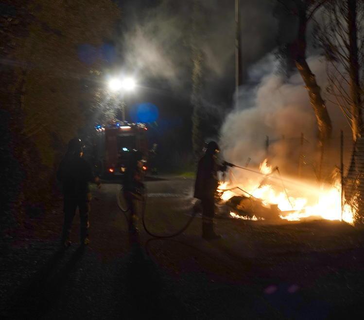 In fiamme 5 cassonetti danni anche gli alberi Sono in corso verifiche 