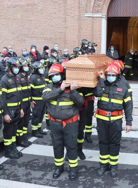 Il suono delle sirene saluta il pompiere 