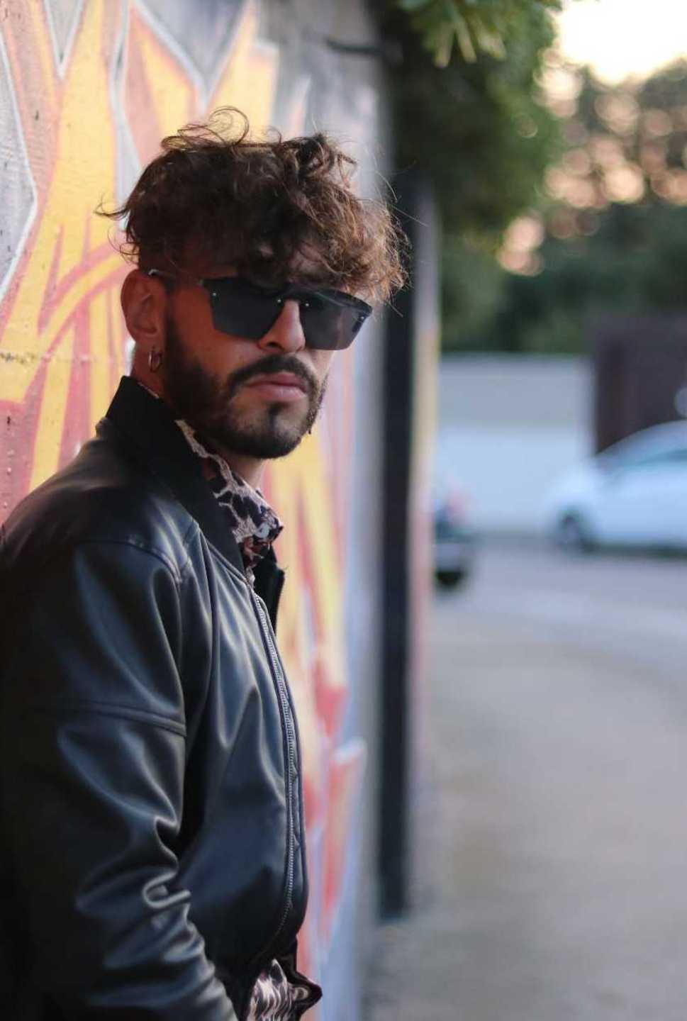  Gabriel canta dalla chiesa per tutto il paese